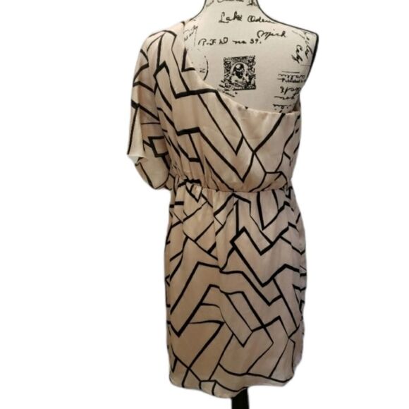 One Shoulder Geometric Print Dress - Picture 2 of 4